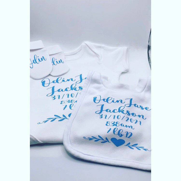 GIFT SET Personalised Baby Grow and Mittens for Birth Announcements, Baby Shower Gifts and Gender Reveal, Gift for Parents, Christening Gift